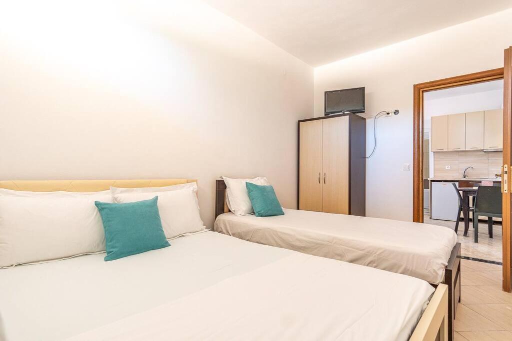 Goro 10 - Front Pool, Kitchen & Parking * Himare